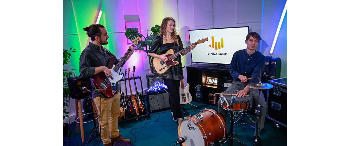 Trois musiciens en studio devant le logo Linkaband